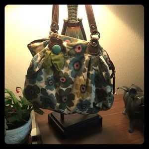 Relic floral canvas shoulder bag.